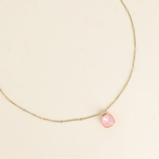 Collier orné de cristaux de Swarovski®. - Longueur de chaîne : 38+7 cm - Dimensions du cristal : 10 x 10 mm - Flamingo ignite