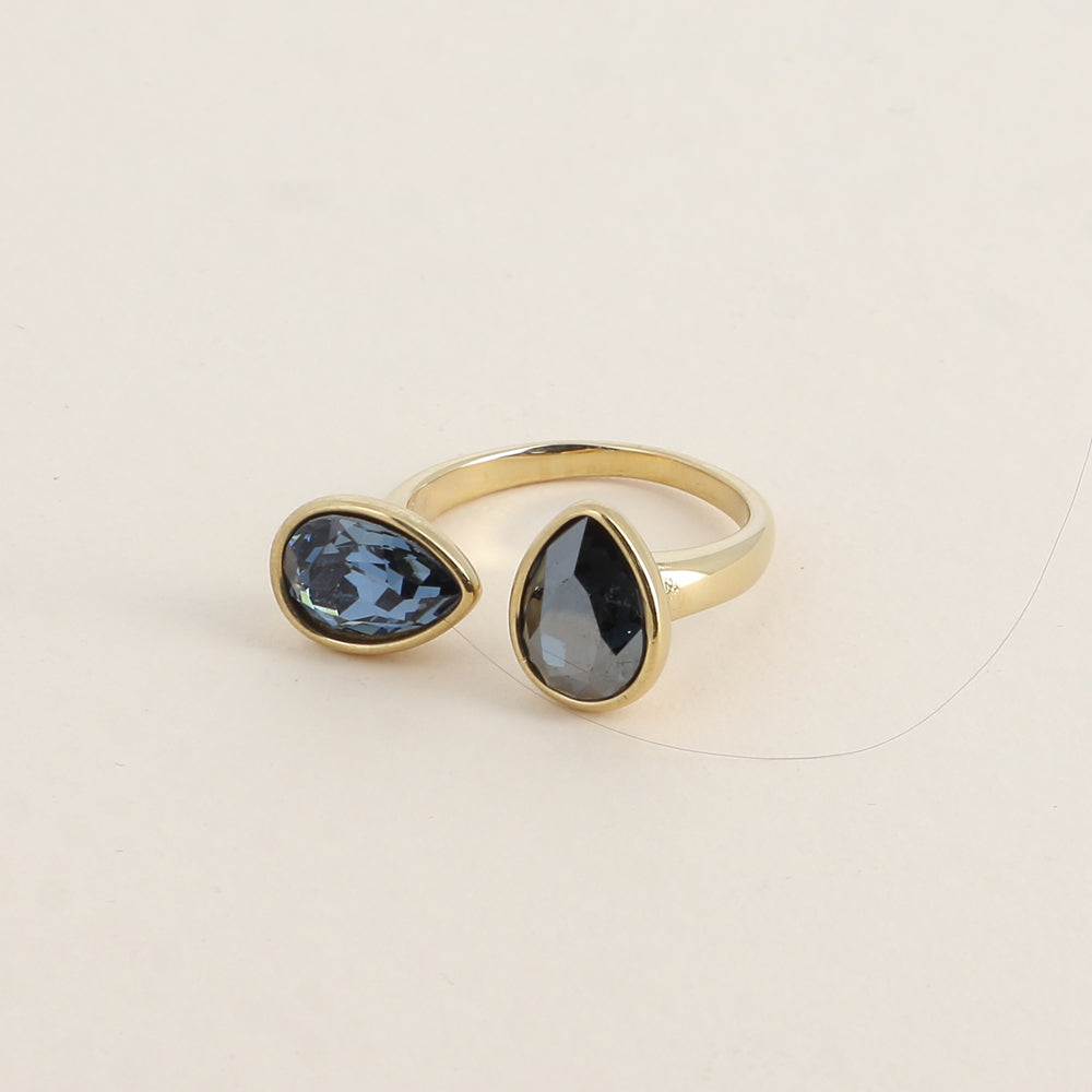 Bague ouverte - Ornée de cristaux de Swarovski® en forme de gouttes - Hauteur de la bague: 2 mm - Dimensions des pierres: 7x10 mm - Denim blue