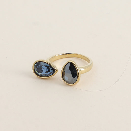 Bague ouverte - Ornée de cristaux de Swarovski® en forme de gouttes - Hauteur de la bague: 2 mm - Dimensions des pierres: 7x10 mm - Denim blue