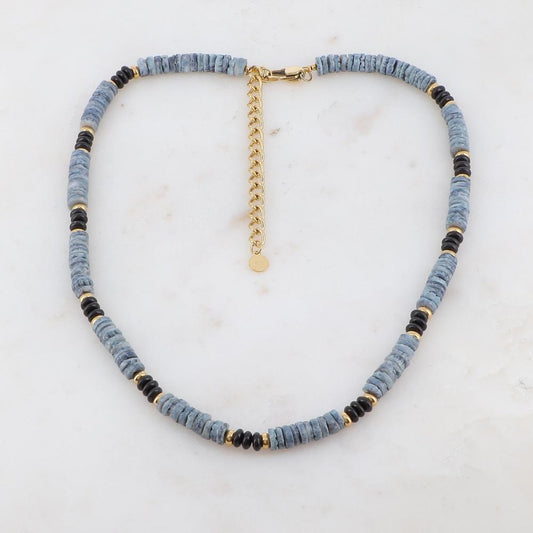 Collier doré embelli de pierres naturelles noires et de coquillages gris 36+7 cm