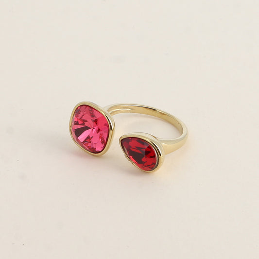 Bague ouverte - Ornée de cristaux de Swarovski® : 10mm été en forme de goutte - Hauteur de la bague: 2 mm - Dimensions des pierres carrée et goutte : 10x10 mm / 7x10 mm - Indian pink