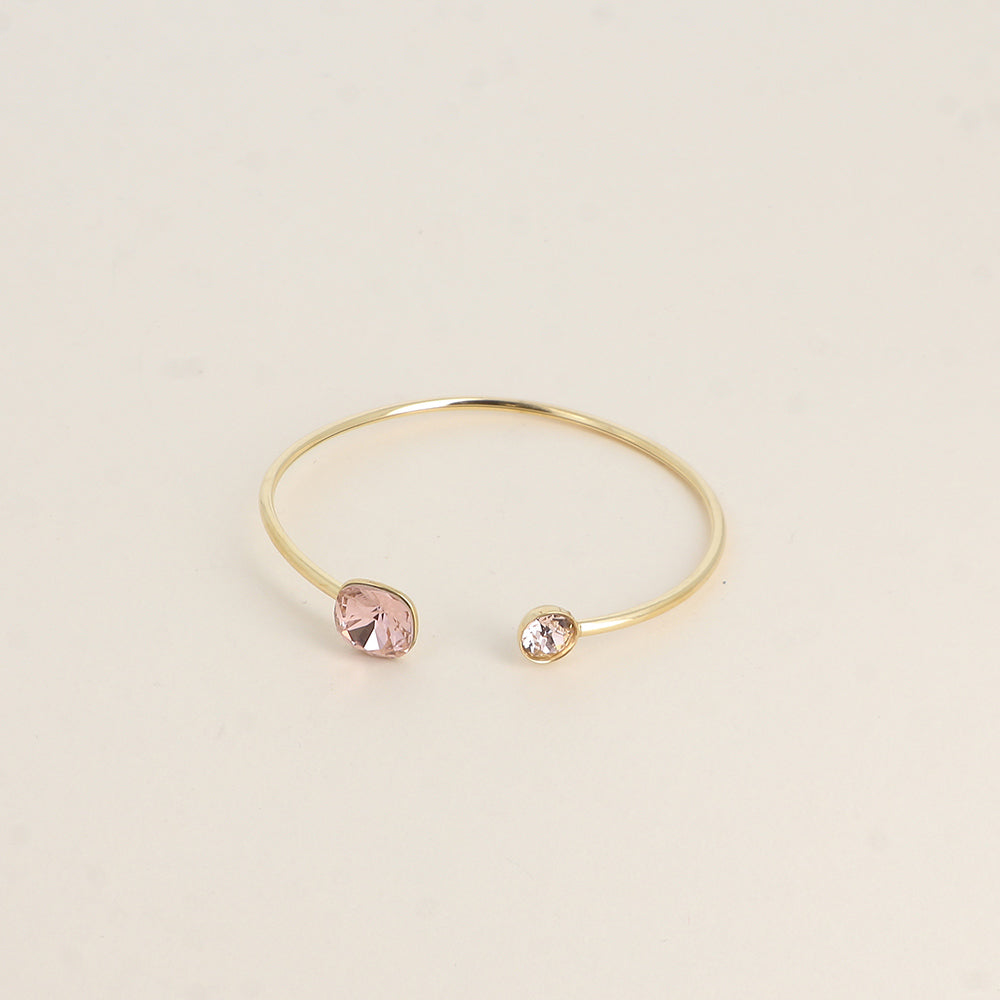 Jonc orné de cristaux de Swarovski® 10 mm et SS29 - Hauteur du jonc: 11 mm - Dimension du cristal 1: 10x10 mm - Diamètre du cristal 2: 7 mm - D silk