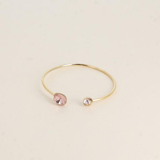 Jonc orné de cristaux de Swarovski® 10 mm et SS29 - Hauteur du jonc: 11 mm - Dimension du cristal 1: 10x10 mm - Diamètre du cristal 2: 7 mm - D silk