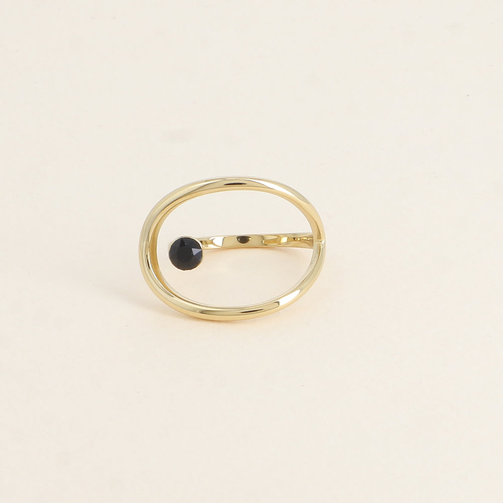 Bague forme ajourée ornée de cristal de Swarovski® - Hauteur de la bague: 20 mm - Epaisseur de l'anneau : 1,5 mm - Dimensions du cristal : 5x5 mm - Jet