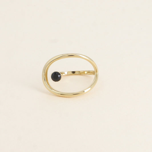 Bague forme ajourée ornée de cristal de Swarovski® - Hauteur de la bague: 20 mm - Epaisseur de l'anneau : 1,5 mm - Dimensions du cristal : 5x5 mm - Jet