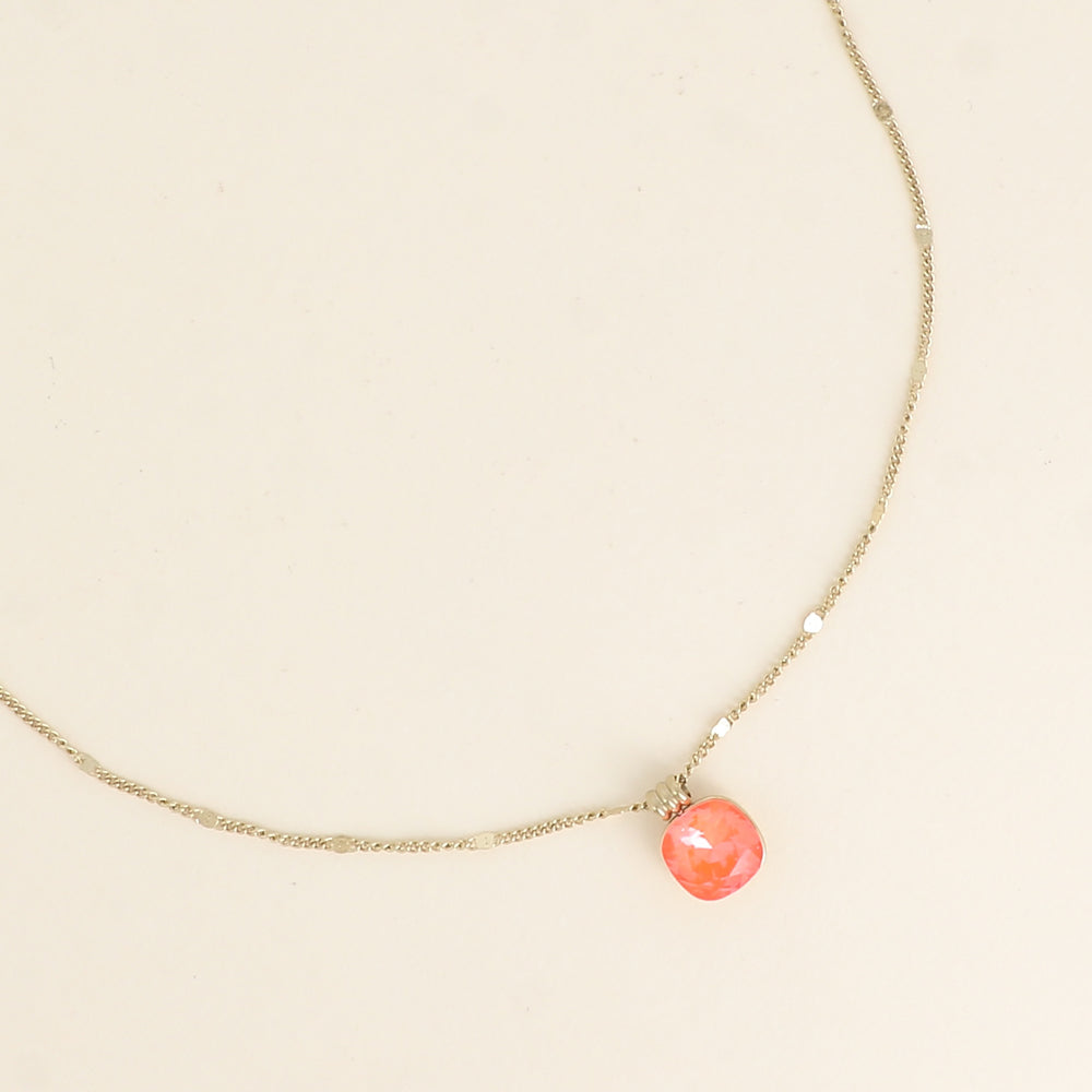 Collier orné de cristaux de Swarovski®. - Longueur de chaîne : 38+7 cm - Dimensions du cristal : 10 x 10 mm - Electric orange