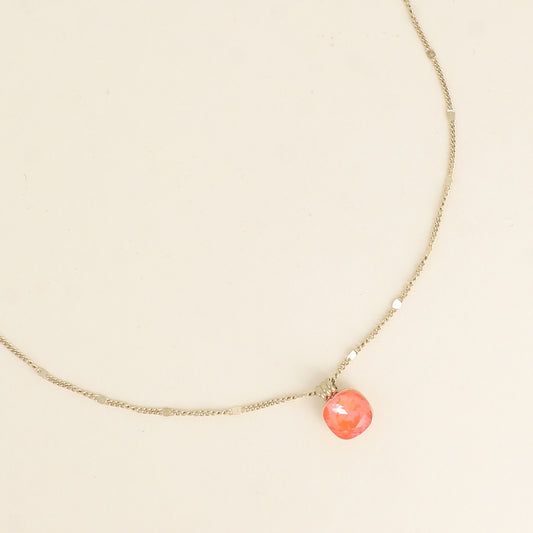 Collier orné de cristaux de Swarovski®. - Longueur de chaîne : 38+7 cm - Dimensions du cristal : 10 x 10 mm - Electric orange