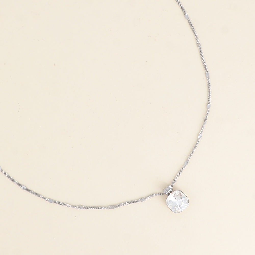 Collier rhodium orné de cristaux de Swarovski®. - Longueur de chaîne : 38+7 cm - Dimensions du cristal : 10 x 10 mm - Crystal