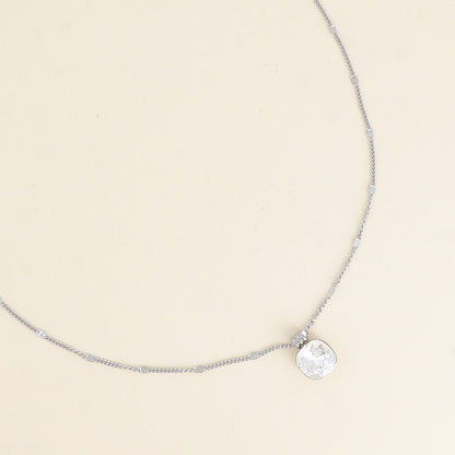 Collier rhodium orné de cristaux de Swarovski®. - Longueur de chaîne : 38+7 cm - Dimensions du cristal : 10 x 10 mm - Crystal