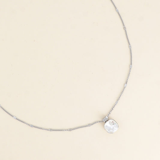 Collier rhodium orné de cristaux de Swarovski®. - Longueur de chaîne : 38+7 cm - Dimensions du cristal : 10 x 10 mm - Crystal