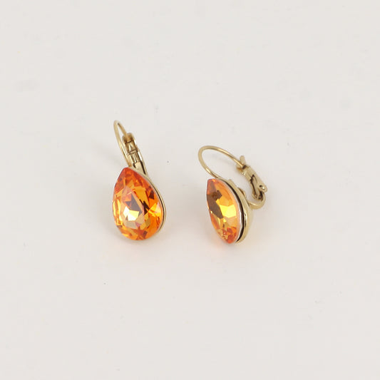 Boucles dormeuses ornées de cristaux de Swarovski® - Dimensions de la boucle : 10 x 23mm - Dimensions du cristal : 10 x 13mm -  Dark orange