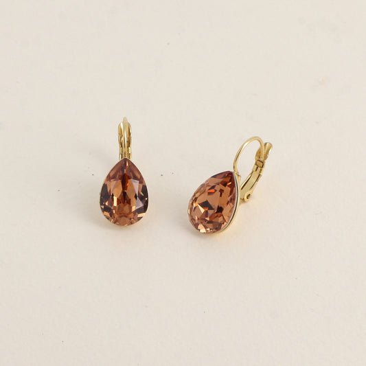Boucles dormeuses ornées de cristaux de Swarovski® - Dimensions de la boucle : 10 x 23mm - Dimensions du cristal : 10 x 13mm - Light Smoked topaz