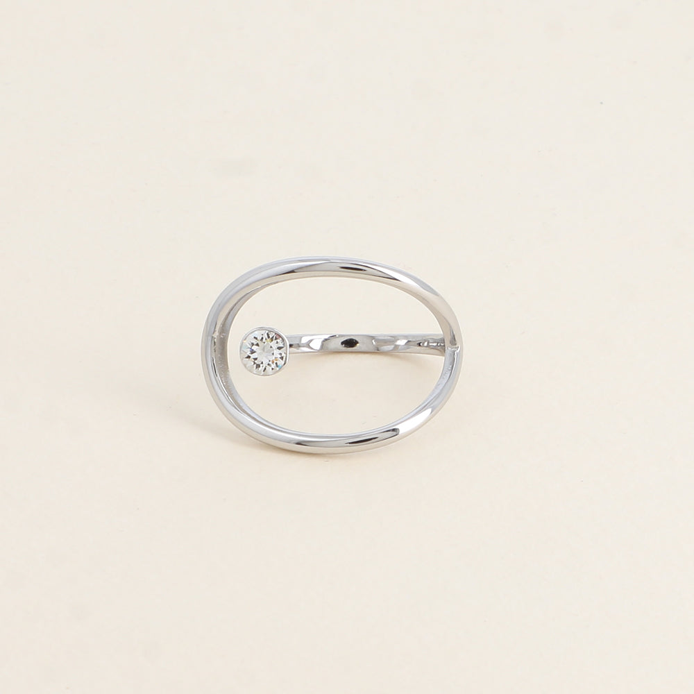 Bague rhodium forme ajourée ornée de cristal de Swarovski® - Hauteur de la bague: 20 mm - Epaisseur de l'anneau : 1,5 mm - Dimensions du cristal : 5x5 mm - Chrystal
