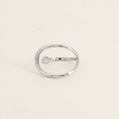Bague rhodium forme ajourée ornée de cristal de Swarovski® - Hauteur de la bague: 20 mm - Epaisseur de l'anneau : 1,5 mm - Dimensions du cristal : 5x5 mm - Chrystal