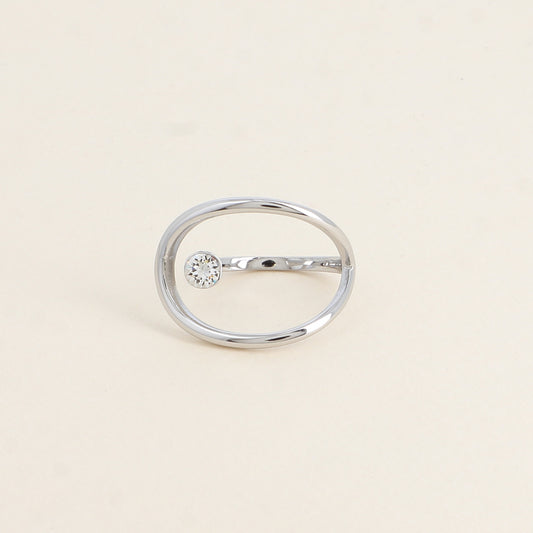 Bague rhodium forme ajourée ornée de cristal de Swarovski® - Hauteur de la bague: 20 mm - Epaisseur de l'anneau : 1,5 mm - Dimensions du cristal : 5x5 mm - Chrystal