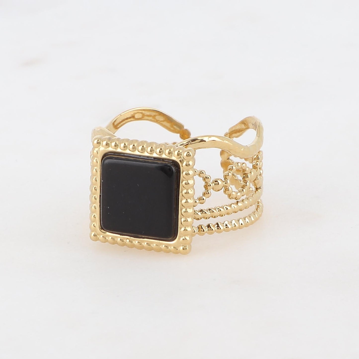 Bague ajourée avec une pierre naturelle carrée - Onyx