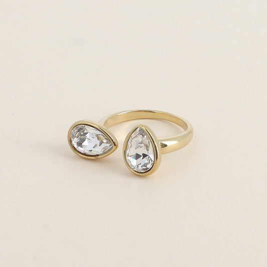 Bague ouverte - Ornée de cristaux de Swarovski® en forme de gouttes - Hauteur de la bague: 2 mm - Dimensions des pierres: 7x10 mm - Crystal