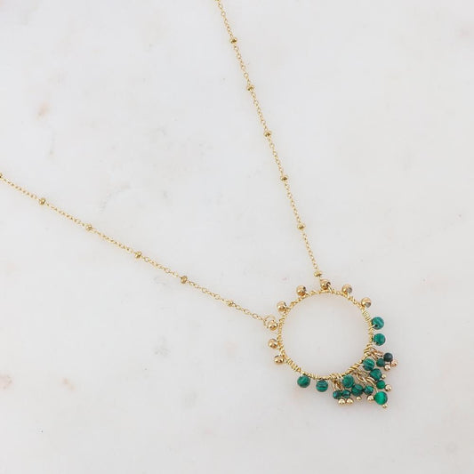 Collier composé d'un anneau doré et de perles en pierres naturelles malachite 40+5 cm