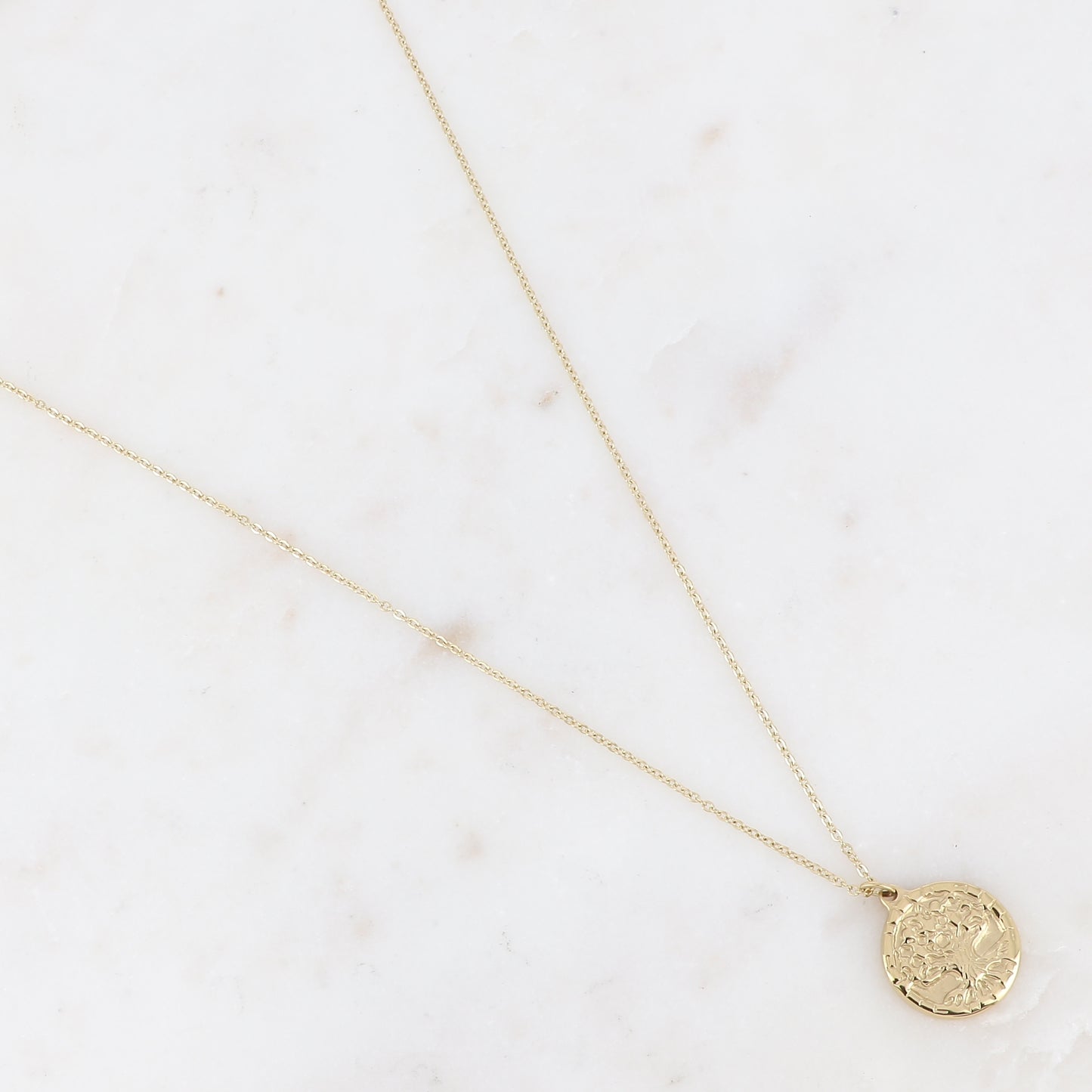Collier doré composé d'un pendentif rond avec un motif arbre de vie 40+5 cm