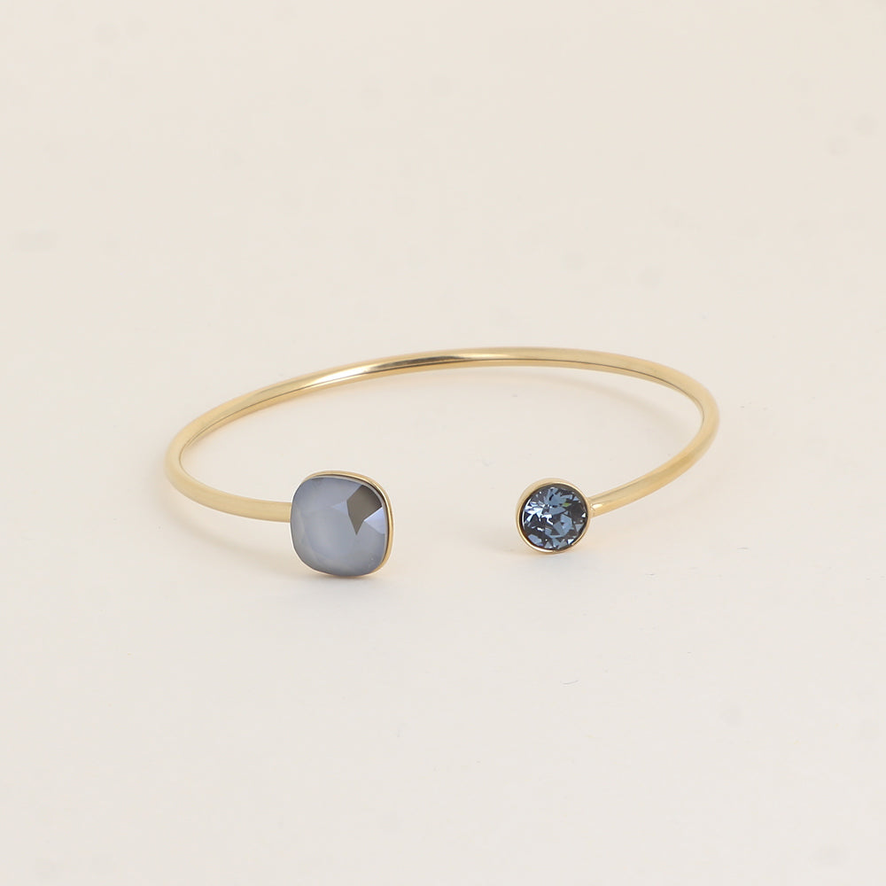 Jonc orné de cristaux de Swarovski® 10 mm et SS29 - Hauteur du jonc: 11 mm - Dimension du cristal 1: 10x10 mm - Diamètre du cristal 2: 7 mm - Dark grey and Denim