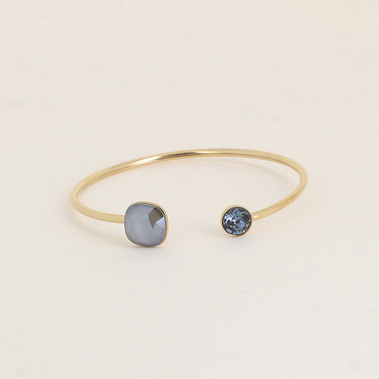 Jonc orné de cristaux de Swarovski® 10 mm et SS29 - Hauteur du jonc: 11 mm - Dimension du cristal 1: 10x10 mm - Diamètre du cristal 2: 7 mm - Dark grey and Denim