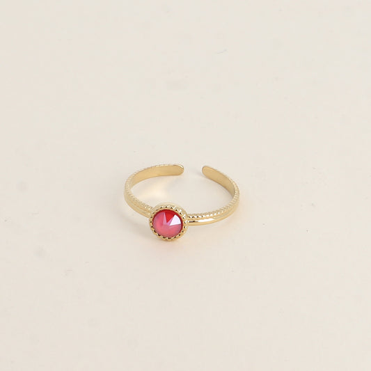 Bague fine ornée de cristaux de Swarovski® - Hauteur de la bague: 2 mm - Dimensions du cristal : 5x5 mm - Royal red