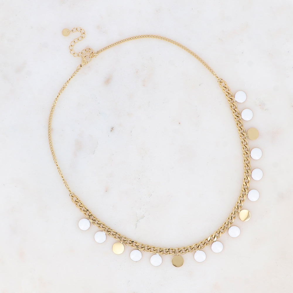 Collier en maille gourmette doré embelli de pampilles rondes émaillées blanches 38+5 cm