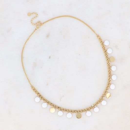 Collier en maille gourmette doré embelli de pampilles rondes émaillées blanches 38+5 cm