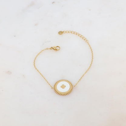 Bracelet avec pièce ronde émaillée, fleur gravée