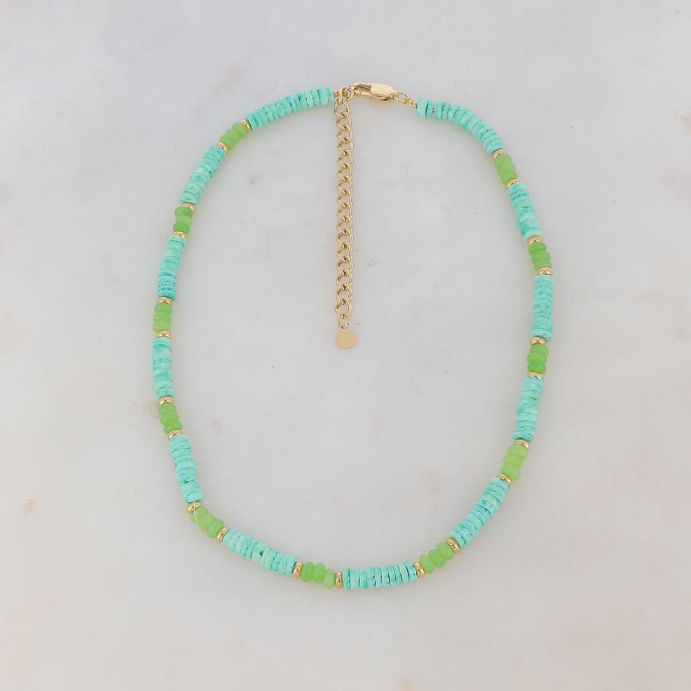 Collier doré embelli de pierres naturelles et de coquillages verts 36+7 cm