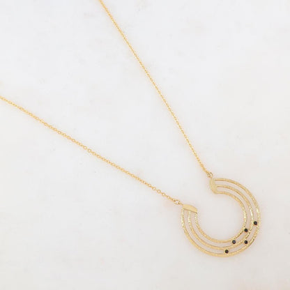 Collier doré avec pièce géométrique ajourée et 5 strass noirs 45+5 cm