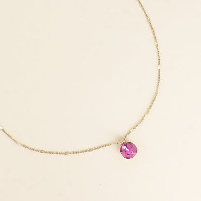 Collier orné de cristaux de Swarovski®. - Longueur de chaîne : 38+7 cm - Dimensions du cristal : 10 x 10 mm - Dark rose
