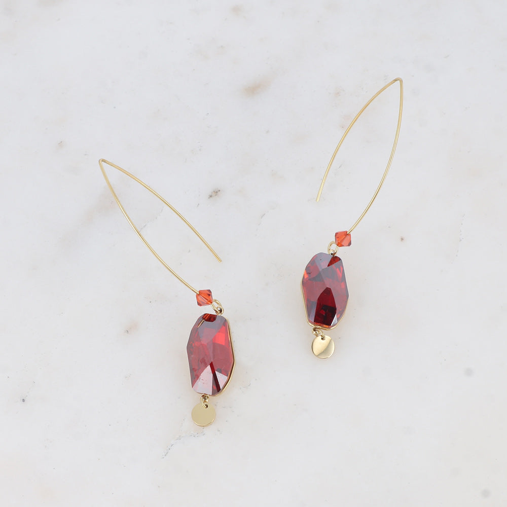 Boucles pendantes- Ornée de cristaux de Swarovski® et pampille ronde - Dimensions du cristal : 9,5 x 18 mm - Dimensions de la boucle : 10 x 62 mm - Red magma