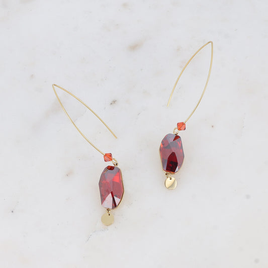 Boucles pendantes- Ornée de cristaux de Swarovski® et pampille ronde - Dimensions du cristal : 9,5 x 18 mm - Dimensions de la boucle : 10 x 62 mm - Red magma