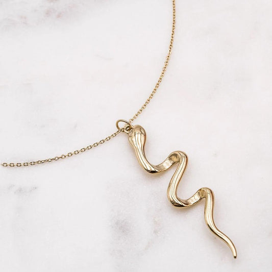 Collier avec un pendentif serpent doré 40+5 cm