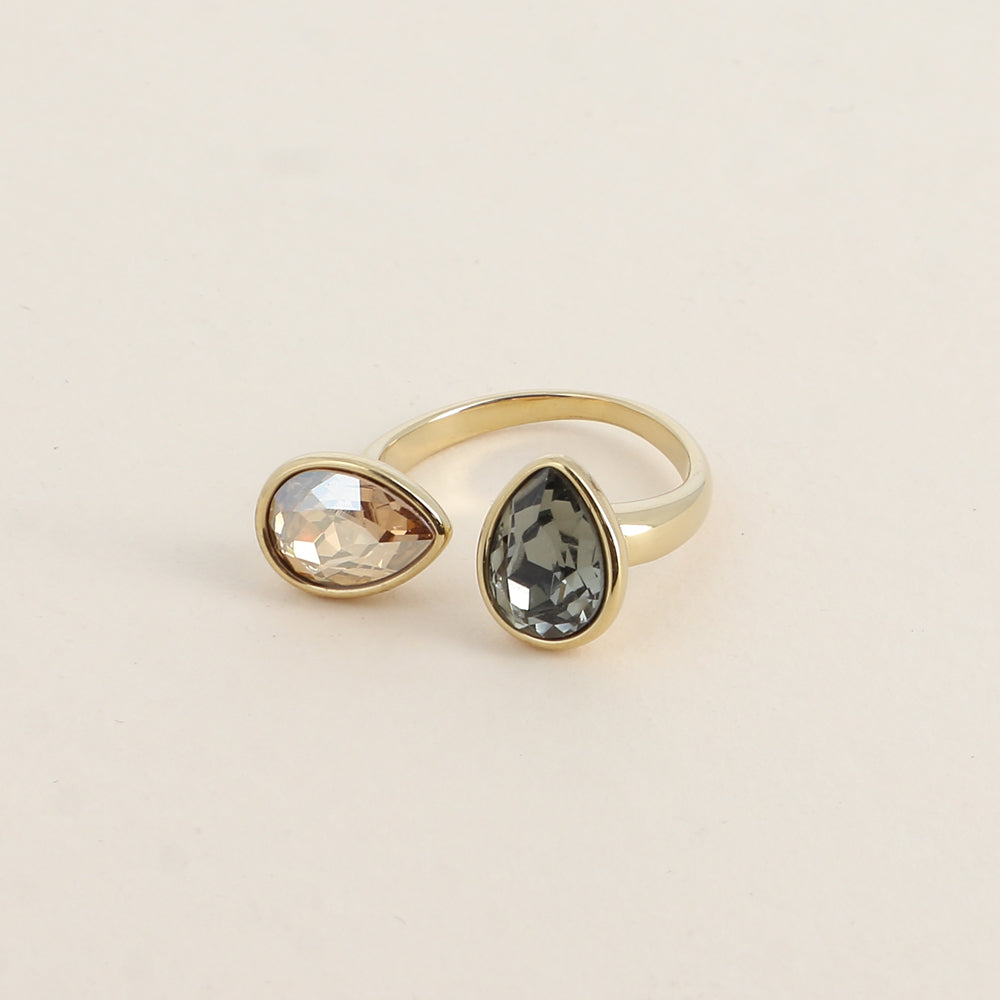 Bague ouverte - Ornée de cristaux de Swarovski® en forme de gouttes - Hauteur de la bague: 2 mm - Dimensions des pierres: 7x10 mm - Golden shadow