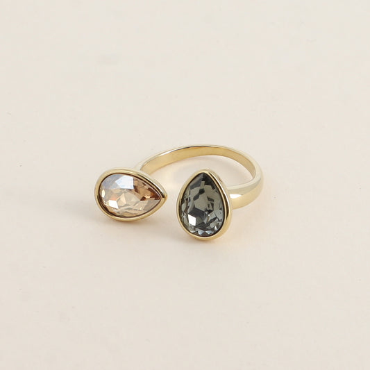 Bague ouverte - Ornée de cristaux de Swarovski® en forme de gouttes - Hauteur de la bague: 2 mm - Dimensions des pierres: 7x10 mm - Golden shadow