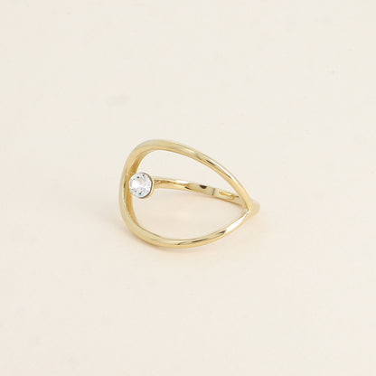 Bague forme ajourée ornée de cristal de Swarovski® - Hauteur de la bague: 20 mm - Epaisseur de l'anneau : 1,5 mm - Dimensions du cristal : 5x5 mm - Chrystal