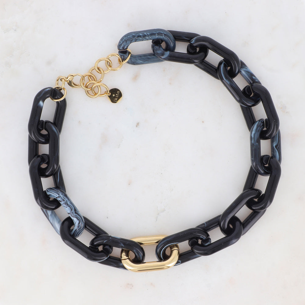 Collier avec mousqueton et résine ovale noire 46+5 cm