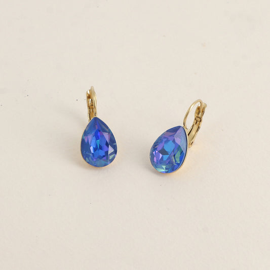 Boucles dormeuses ornées de cristaux de Swarovski® - Dimensions de la boucle : 10 x 23mm - Dimensions du cristal : 10 x 13mm - Royal blue delite