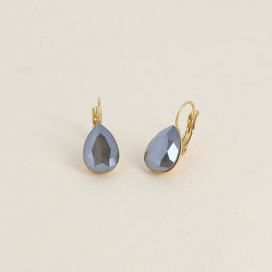 Boucles dormeuses ornées de cristaux de Swarovski® - Dimensions de la boucle : 10 x 23mm - Dimensions du cristal : 10 x 13mm - Dark grey