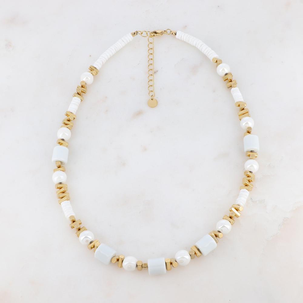 Collier doré avec des perles en céramique émaillée et des coquillages blancs 40+5 cm