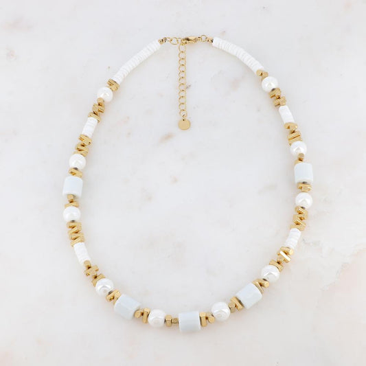 Collier doré avec des perles en céramique émaillée et des coquillages blancs 40+5 cm