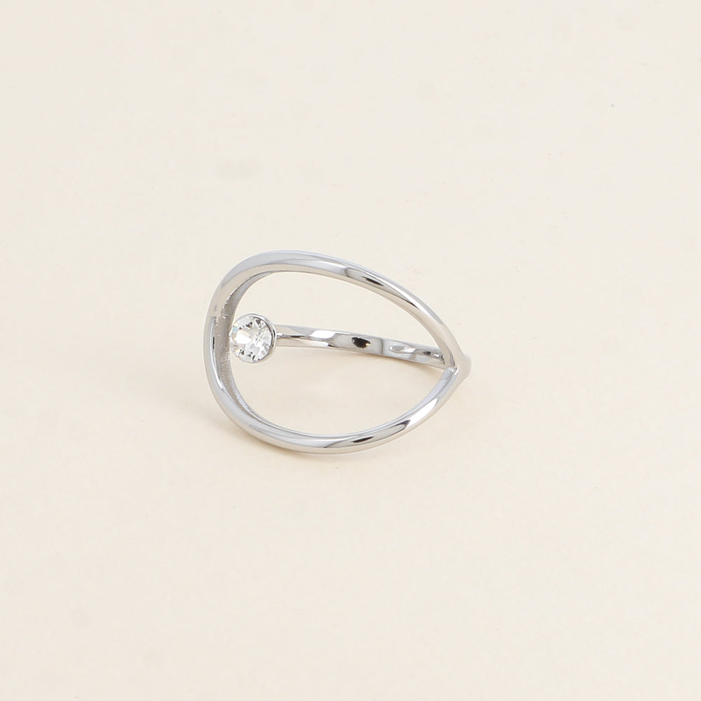 Bague rhodium forme ajourée ornée de cristal de Swarovski® - Hauteur de la bague: 20 mm - Epaisseur de l'anneau : 1,5 mm - Dimensions du cristal : 5x5 mm - Chrystal