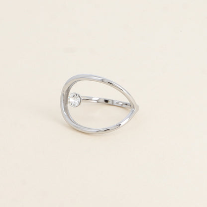 Bague rhodium forme ajourée ornée de cristal de Swarovski® - Hauteur de la bague: 20 mm - Epaisseur de l'anneau : 1,5 mm - Dimensions du cristal : 5x5 mm - Chrystal