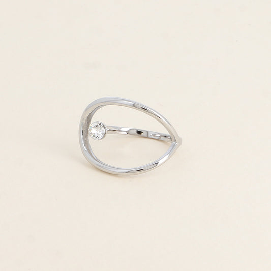 Bague rhodium forme ajourée ornée de cristal de Swarovski® - Hauteur de la bague: 20 mm - Epaisseur de l'anneau : 1,5 mm - Dimensions du cristal : 5x5 mm - Chrystal