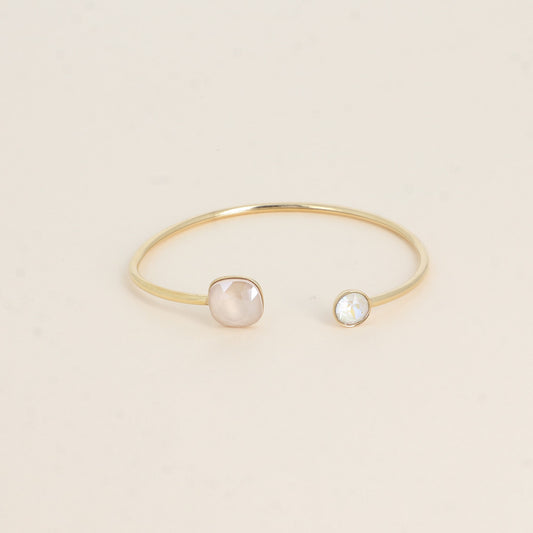 Jonc orné de cristaux de Swarovski® 10 mm et SS29 - Hauteur du jonc: 11 mm - Dimension du cristal 1: 10x10 mm - Diamètre du cristal 2: 7 mm - Ivory cream et light grey delite