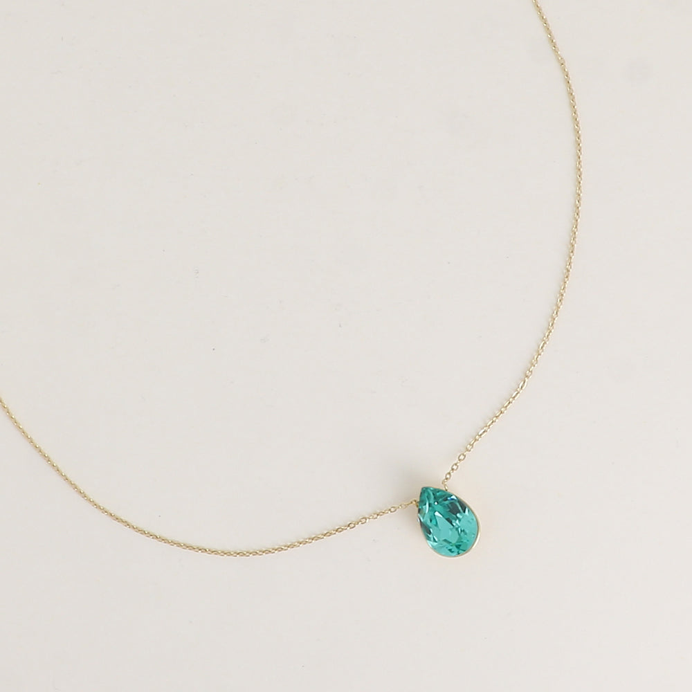 Collier - Pendentif cristal de Swarovski® en forme de goutte - Longueur du collier : 40+5 cm - Dimensions du cristal : 10x14 mm - Carabeen green