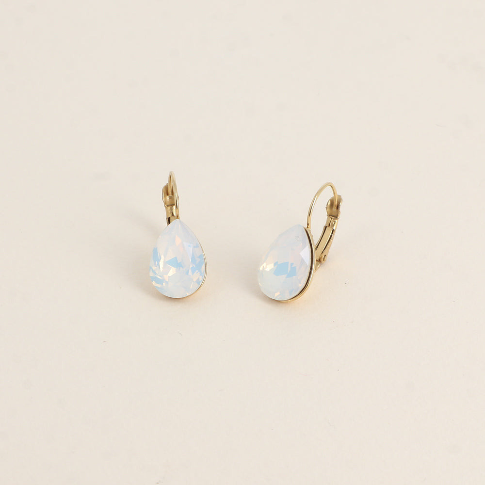 Boucles dormeuses ornées de cristaux de Swarovski® - Dimensions de la boucle : 10 x 23mm - Dimensions du cristal : 10 x 13mm - White opal