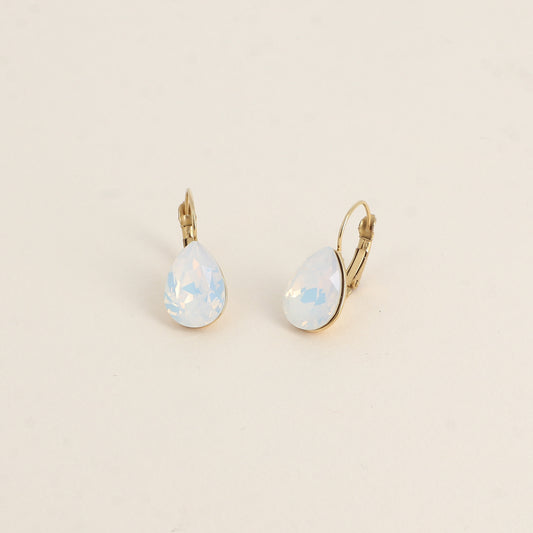 Boucles dormeuses ornées de cristaux de Swarovski® - Dimensions de la boucle : 10 x 23mm - Dimensions du cristal : 10 x 13mm - White opal